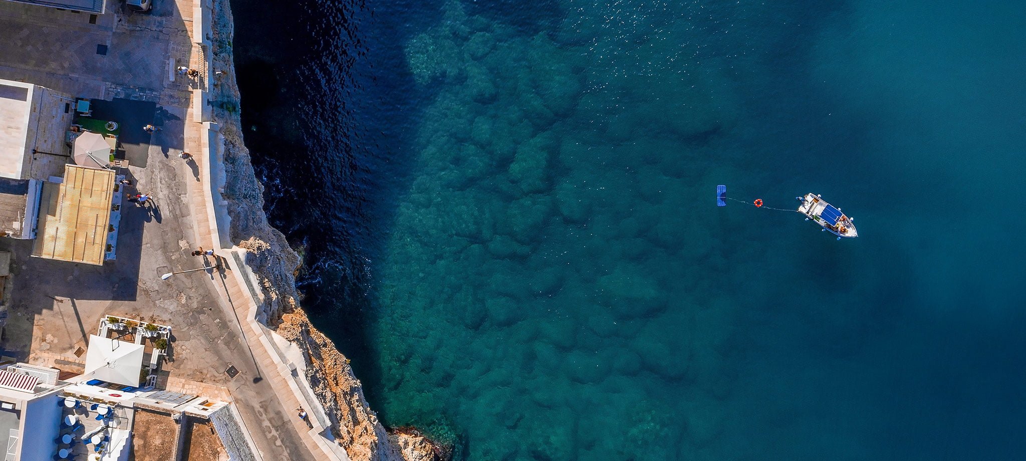 Vista aerea drone del tour grotte di Polignano a mare